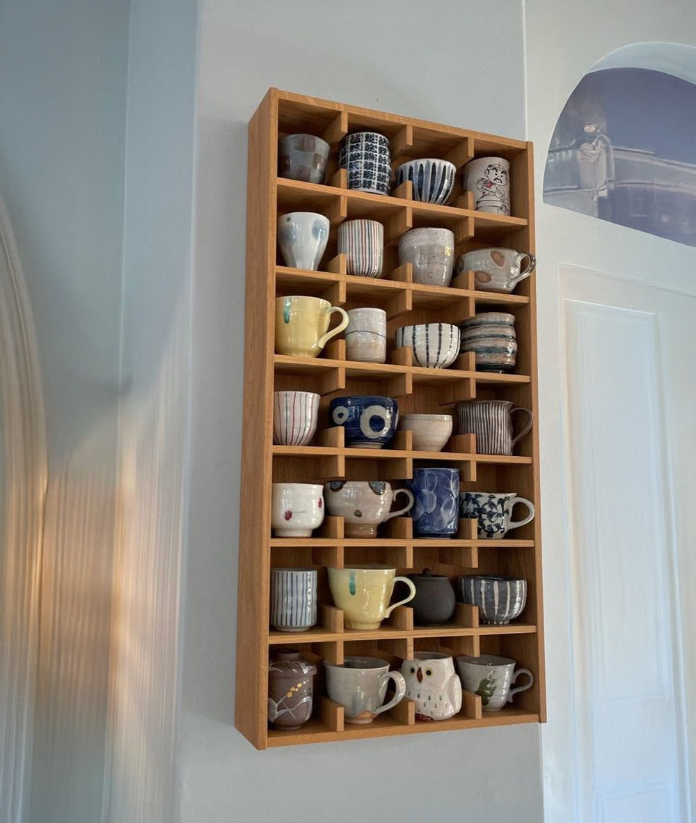 Porta tazas de madera de pino para 28 tazas.