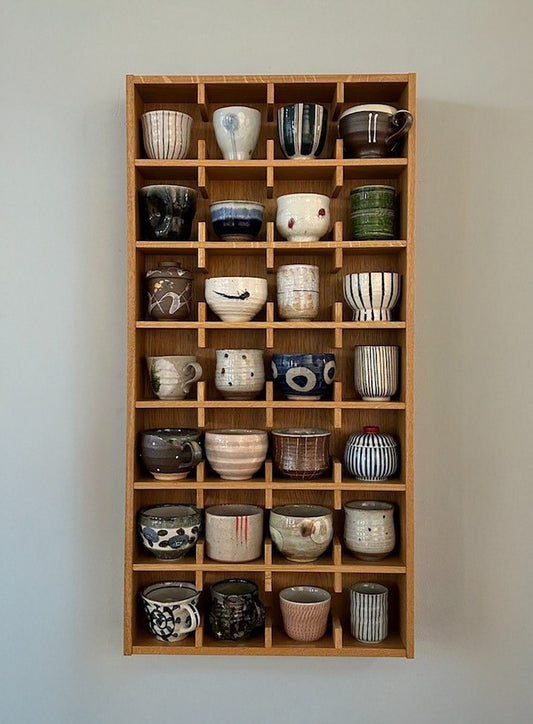 Porta tazas de madera de pino para 28 tazas.