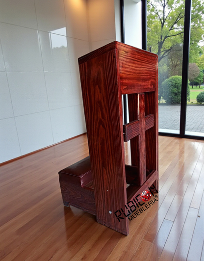 Reclinatorio banco taburete de madera para orar con detalle de cruz