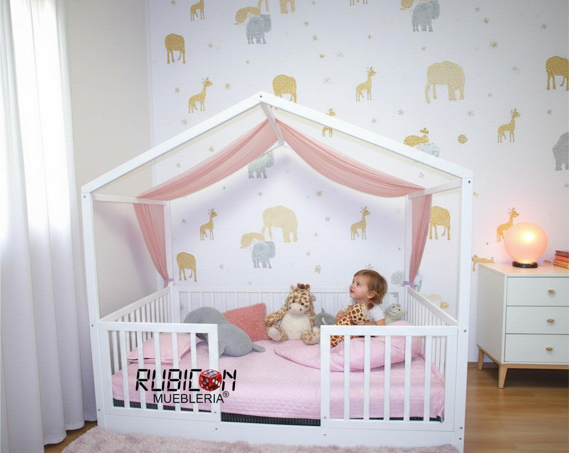 Cama Montessori casita de madera natural con barandales y dosel rosa. Ideal para habitación infantil.